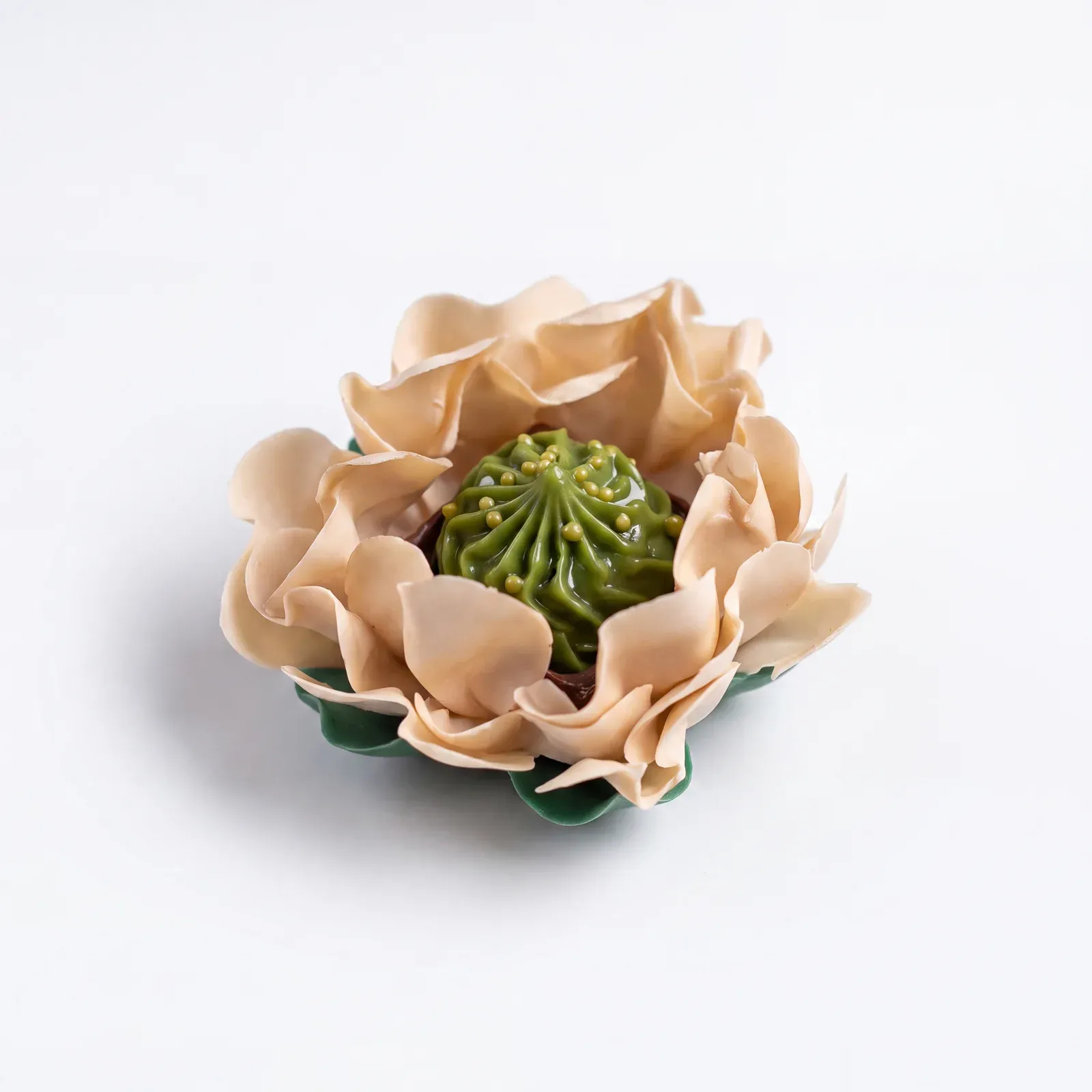 Bem casado embalado em flor creme, com doce de pistache ao centro