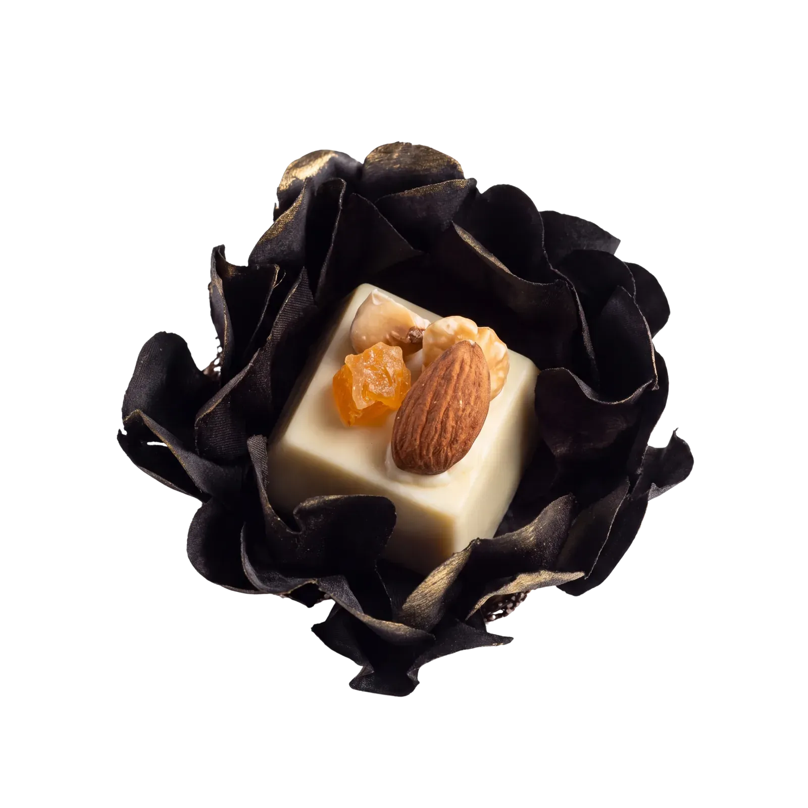 Bem casado da Embalarte com pétalas pretas e douradas, coberto por chocolate branco com amêndoa e nozes, personalizado premium