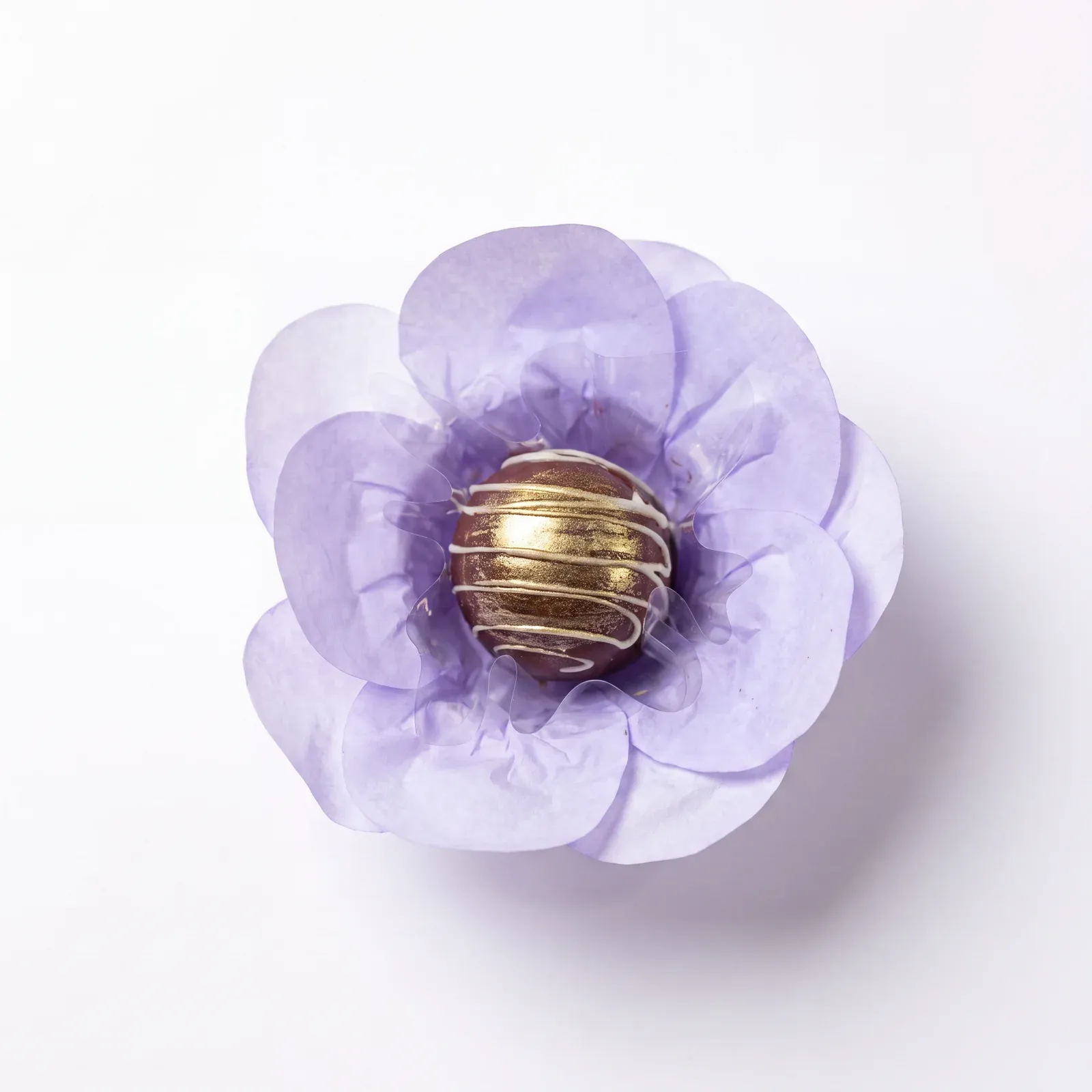 Bem casado embalado em flor lilás, com bombom de fio dourado