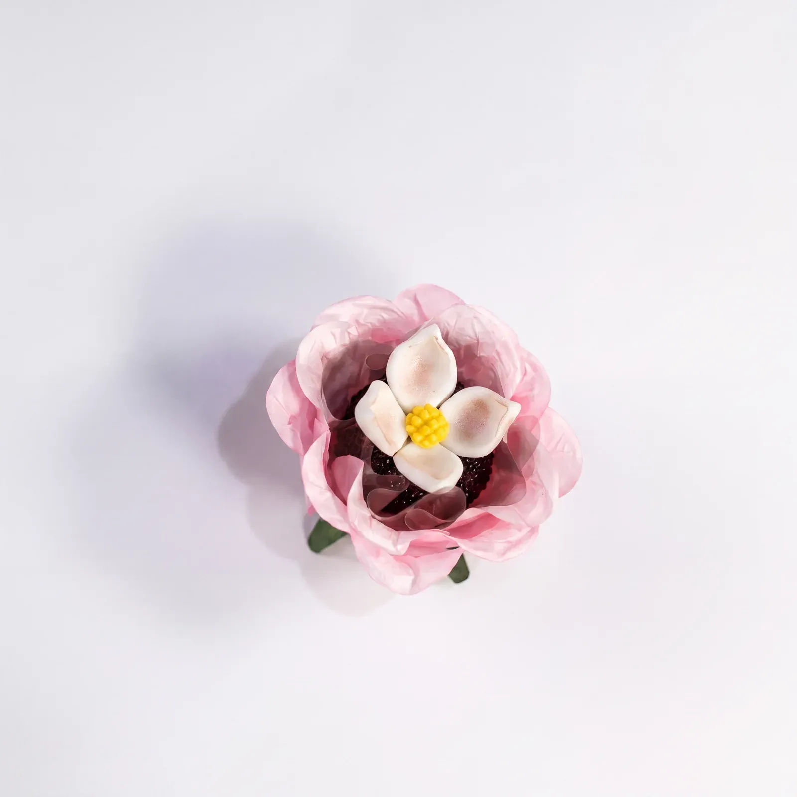 Bem casado embalado em flor rosa, com florzinha branca de açúcar no centro