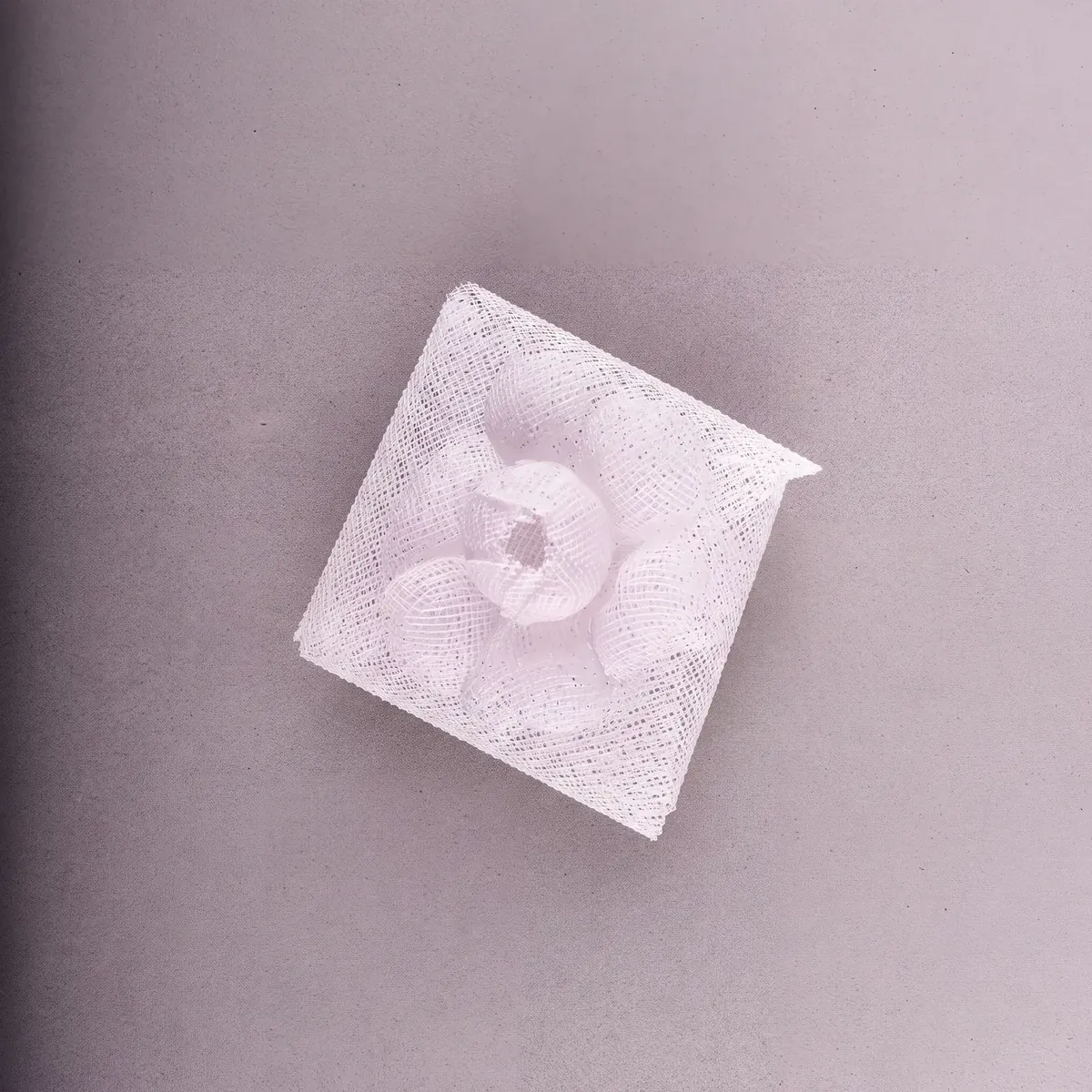 Caixinha em tela branca com flor