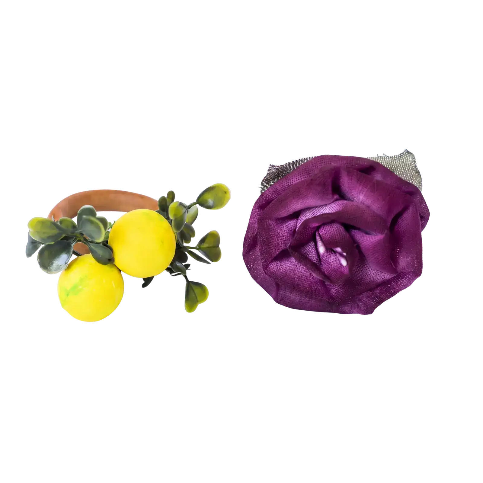 Porta-guardanapo artesanal com frutinhas amarelas e folhas ao lado de uma flor de tecido ameixa, detalhes coloridos para a mesa da festa
