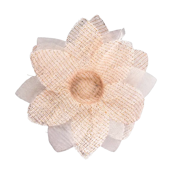Forminha artesanal da Embalarte em tela creme com fios dourados, aberta como uma flor