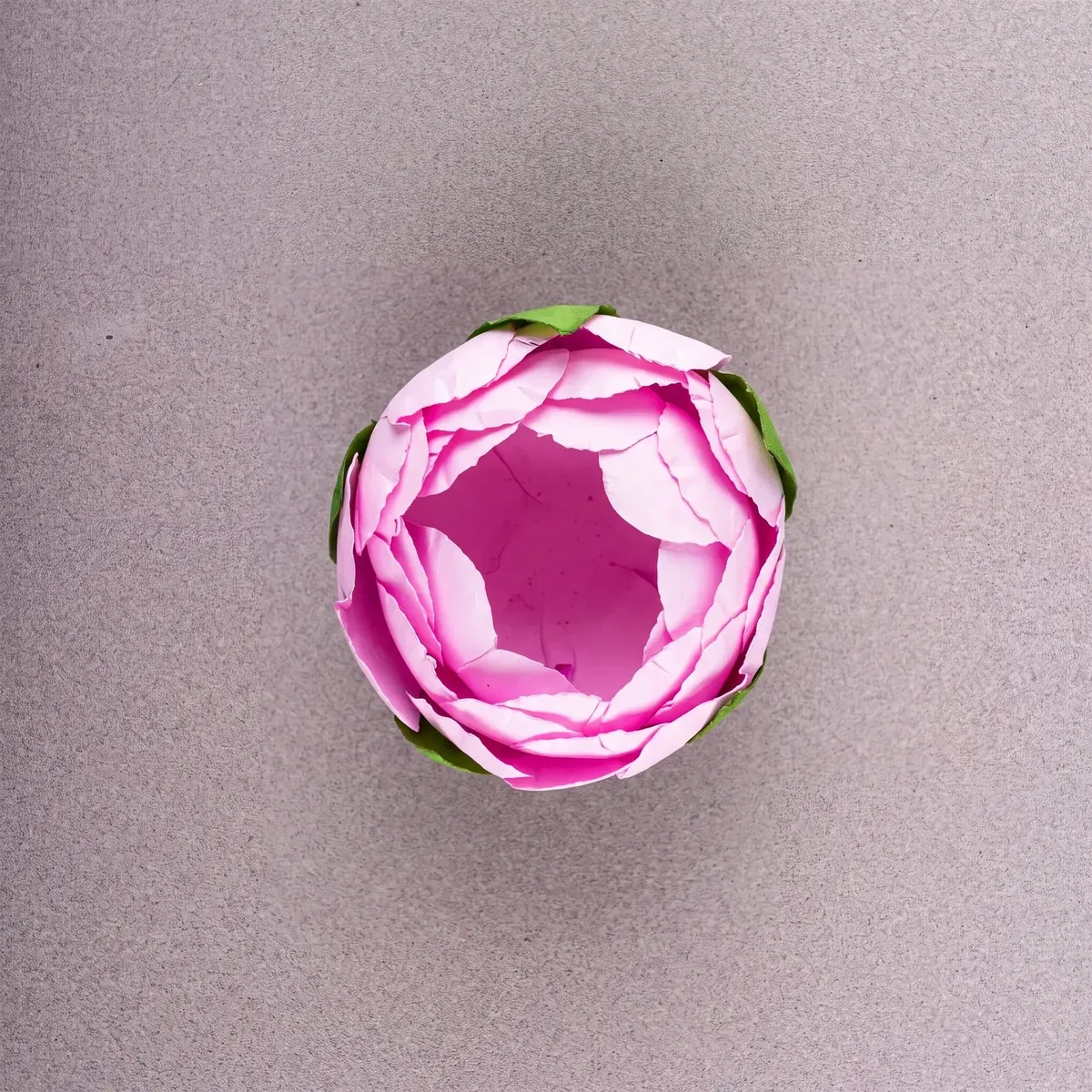 Forminha Glow da Embalarte em rosa vibrante, no formato peônia