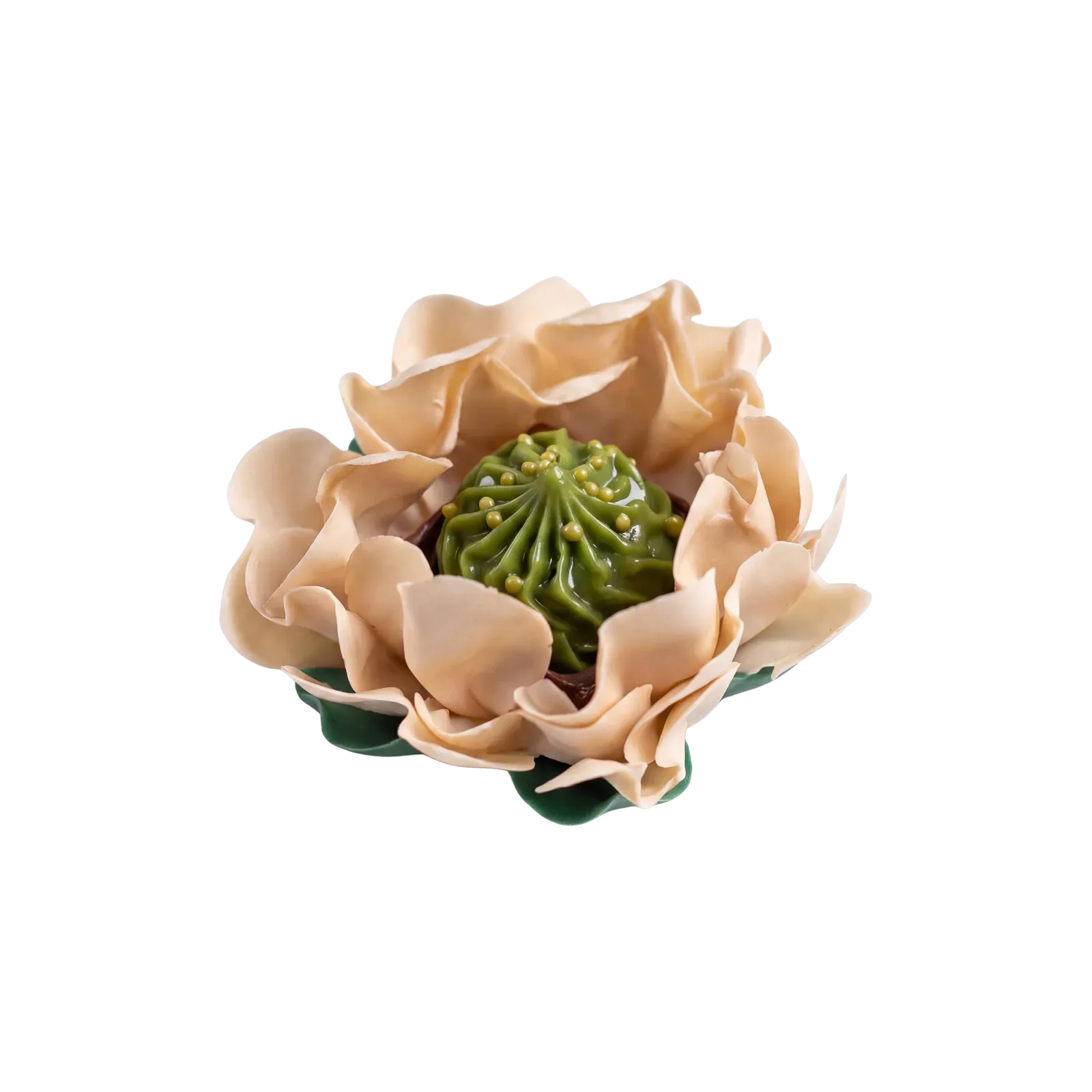Bem casado da Embalarte embalado em flor de pétalas creme, com recheio de pistache verde ao centro