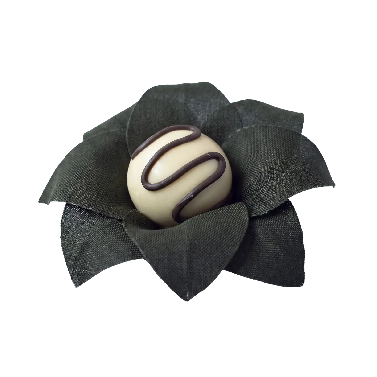 Forminha de tecido verde-escuro da Embalarte envolvendo um bombom de chocolate branco com fio de chocolate escuro